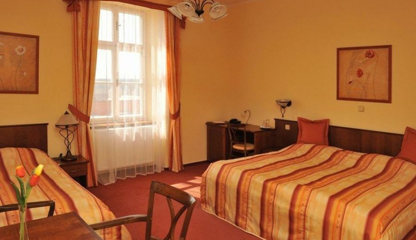 Hotel Podhrad Hluboká nad Vltavou - Knížecí třílůžkový pokoj ve vedlejší budově